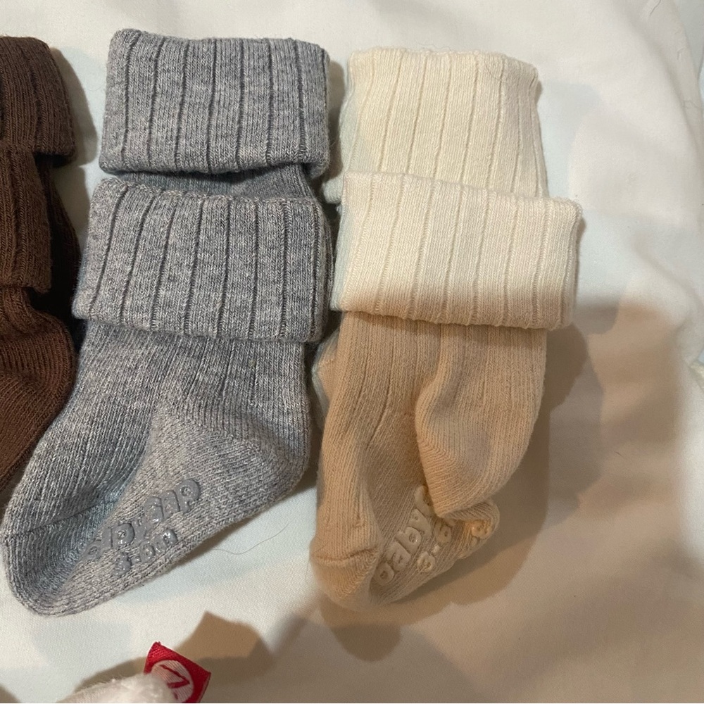 Set of 7! Neutral bootie and Sock Set - Picture 4 of 10